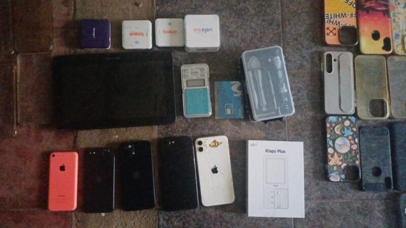 Corrientes: la Policía secuestró celulares de alta gama y herramientas para desarmarlos