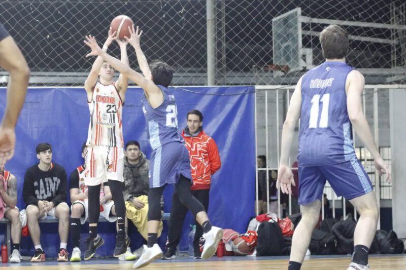Córdoba superó a Regatas y quedó a un paso de la Copa Palacio