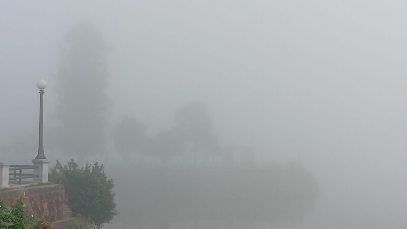 La niebla copó Corrientes y la visibilidad bajó a 100 metros: ideal para el mate y el chipá