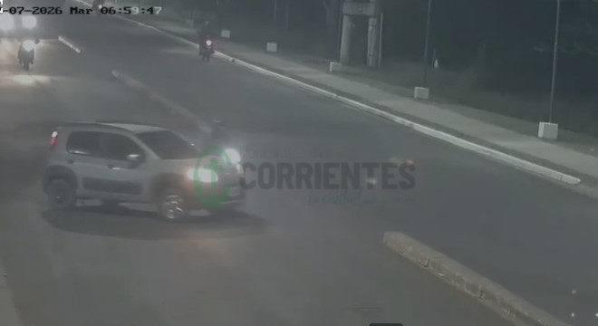 Violento impacto: un auto quiso hacer una maniobra de giro y chocó de frente a una moto