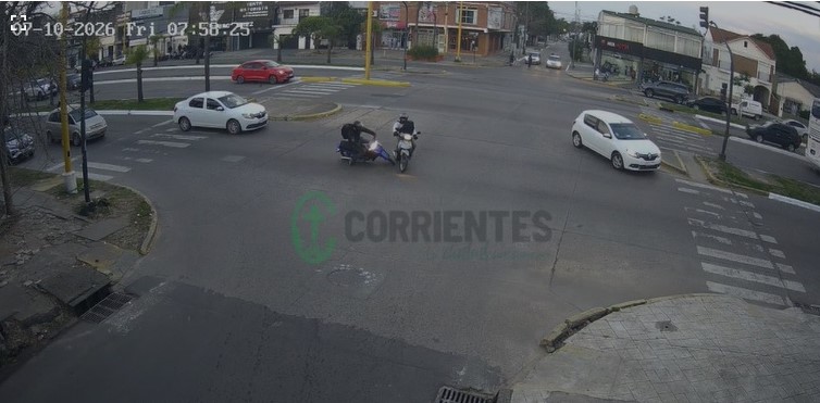 Video: el momento exacto en que dos motos chocan en pleno centro