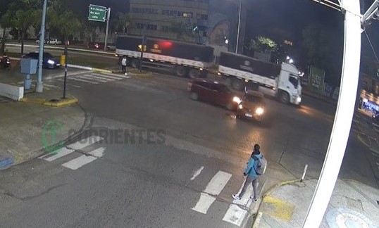 Cometió una grave infracción en la avenida 3 de Abril, chocó y un peatón se salvó de milagro