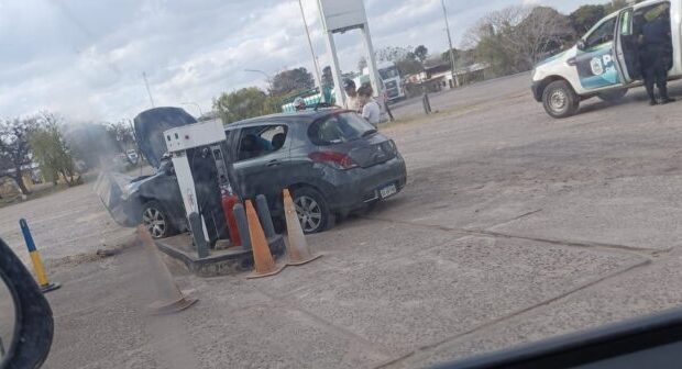 Empedrado: un auto terminó incrustado contra un surtidor de combustible