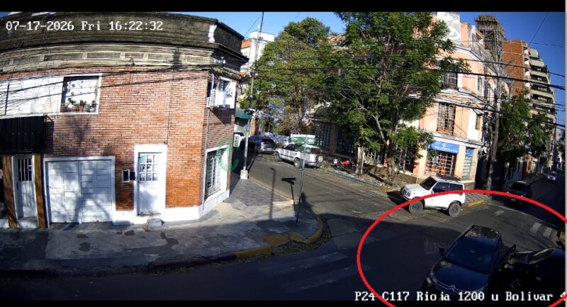 Fuerte choque en pleno centro correntino: un auto terminó en la vereda