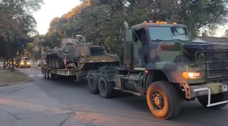 Rumbo a Capital para el desfile del 9 de Julio: un convoy del Ejército pasó por Curuzú Cuatiá