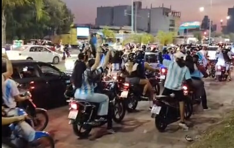 Una marea humana salió a festejar el triunfo en las calles y otra vez hubo incidentes