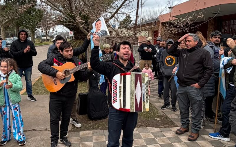 Un grupo de chamamé le llevó su música a Lionel Scaloni en Pujato