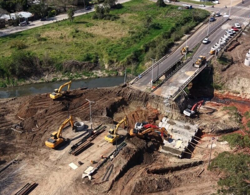 Una arteria principal de Corrientes sigue cortada por obras sobre un arroyo