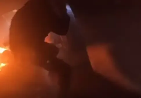 Heroico rescate de policías para salvar a una madre y a su hijo de un incendio