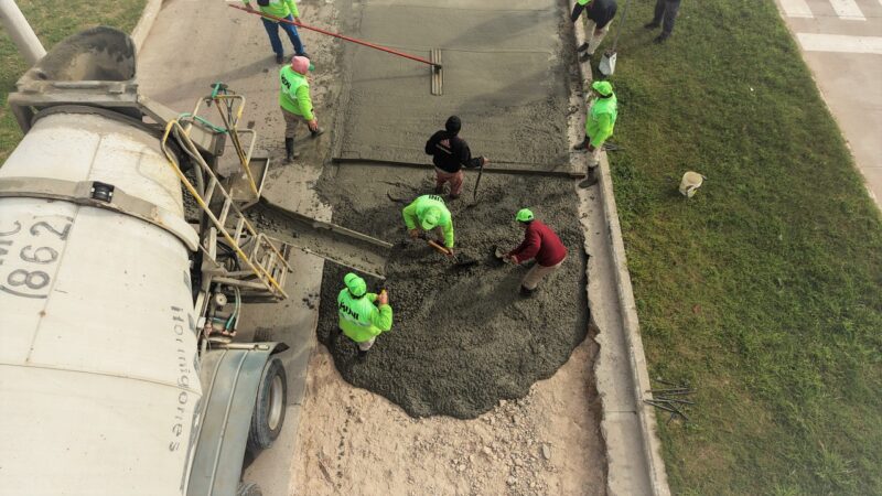 Avanzan con un plan integral de bacheo y enripiado en barrios