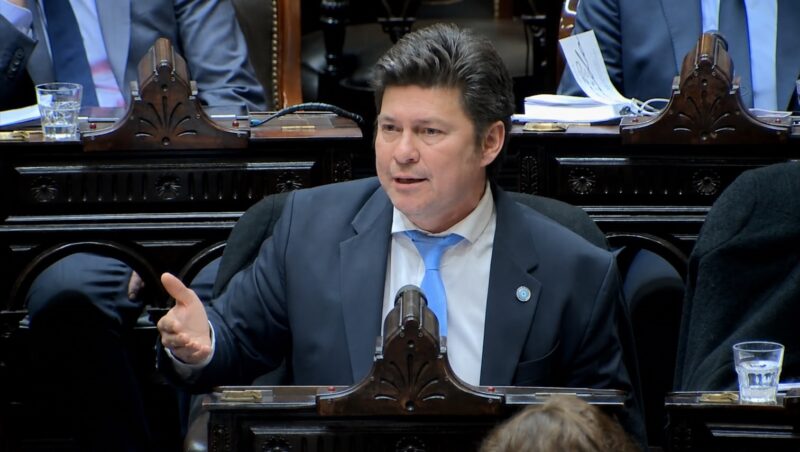 Almirón: «La emisión no crea riqueza, crea déficit»