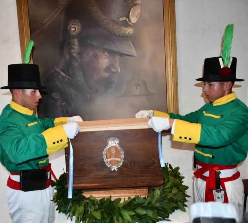 Al sargento Cabral y a los Granaderos ¡honor!