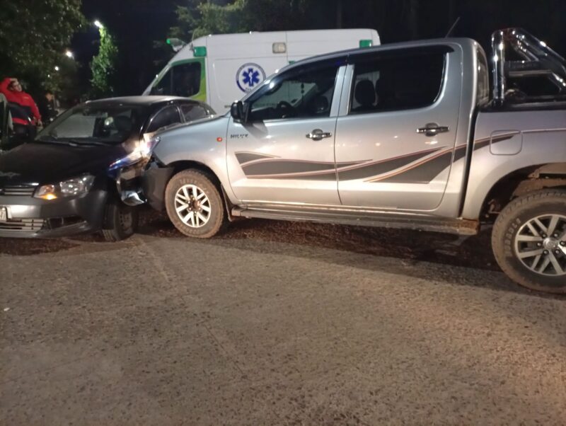 Violento choque en Capital: uno de los conductores quedó atrapado en el vehículo