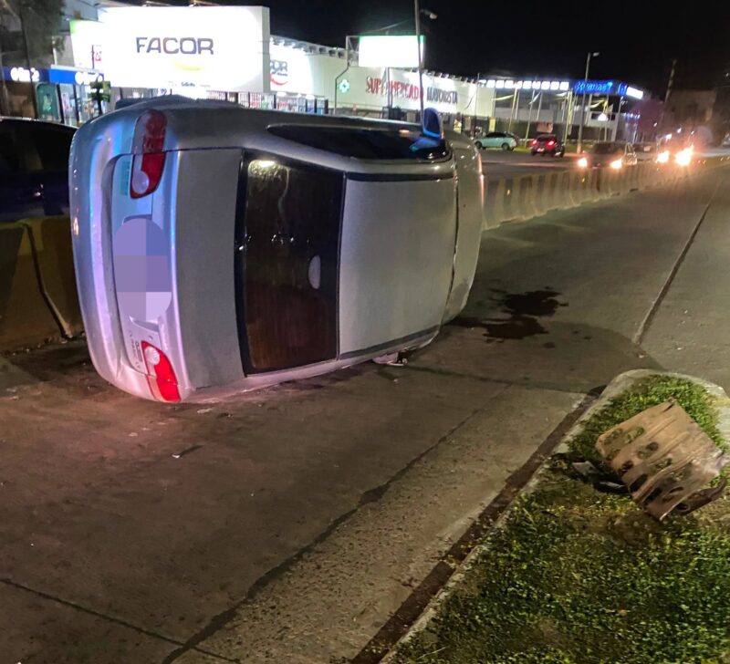 Vuelco a metros de la rotonda: un auto chocó contra el guardarraíl en la Ruta 5