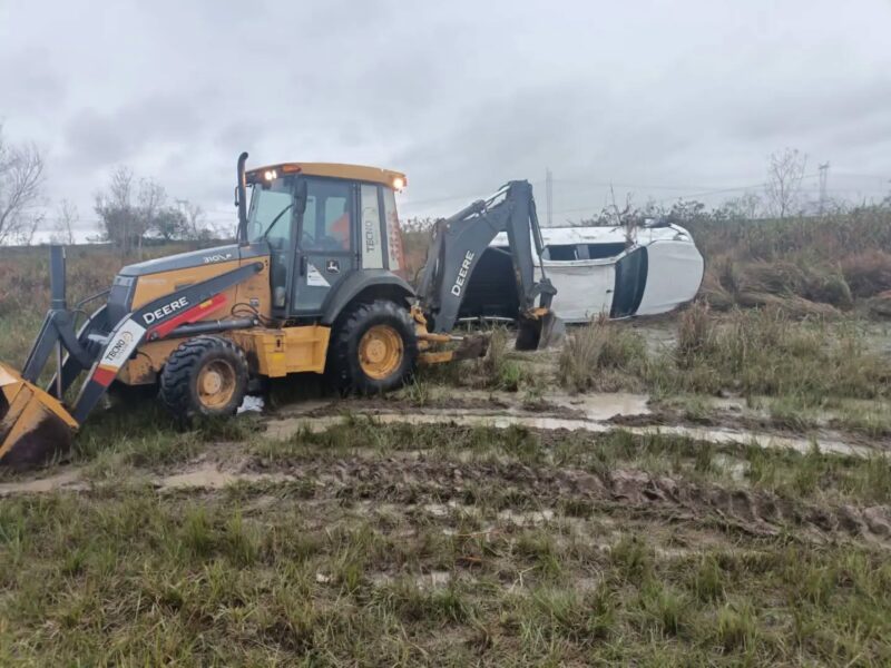 Itá Ibaté: una camioneta despistó en plena lluvia sobre la Ruta 12