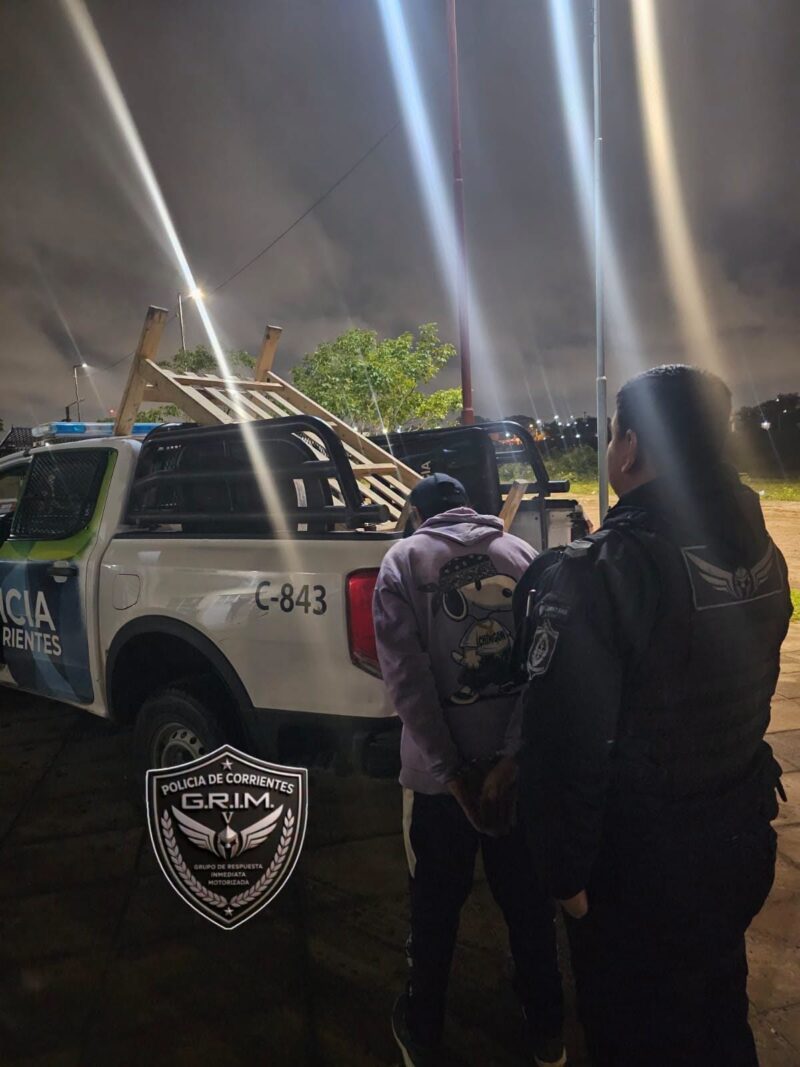 Quiso escapar con una cama de una plaza y terminó detenido por la policía