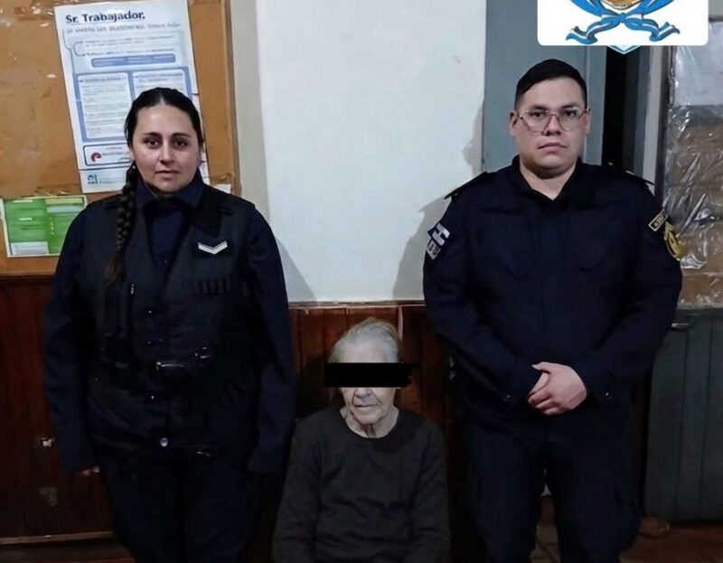 Santo Tomé: policías auxiliaron a una anciana desorientada en la vía pública