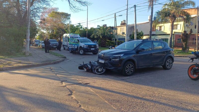 Una adolescente de 15 años sin casco resultó herida tras ser embestida por un auto