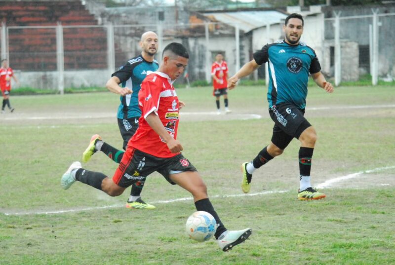 Empató Sacachispas y manda en el Oficial