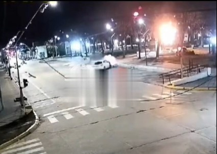 Esquina: auto fuera de control chocó contra la plaza 9 de Julio tras intentar esquivar un perro
