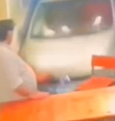 Impresionante choque: un auto se incrustó en un bar aunque no hubo víctimas fatales