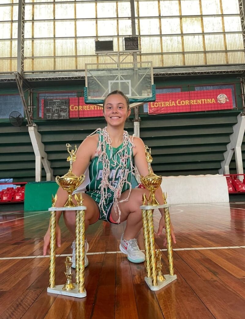 Juliana Hormaechea en el podio de goleadoras en Liga Federal