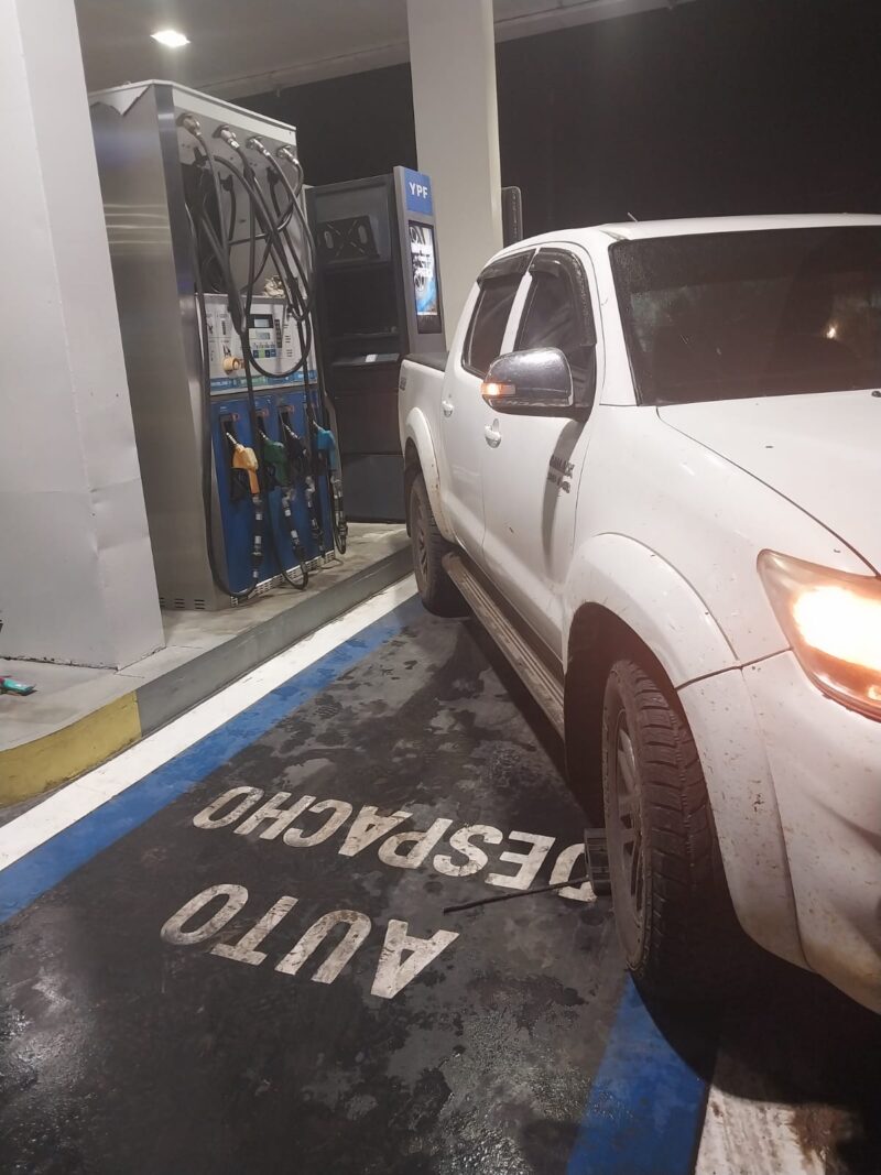 Tensión en Saladas: un joven fuera de si se atrincheró en una YPF