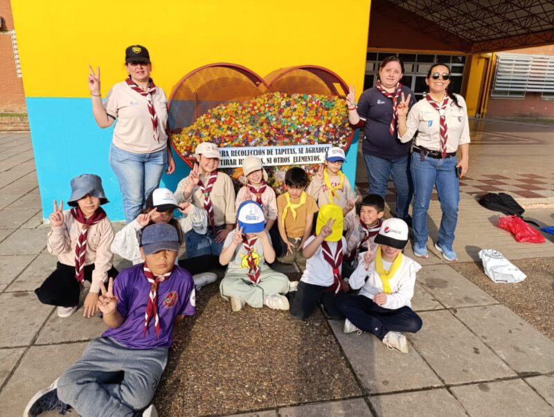 Pequeños gigantes del servicio: niños scouts donaron tapitas al Hospital Pediátrico