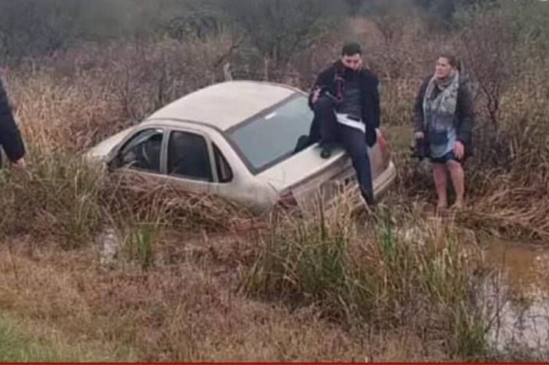 Despiste en la Ruta 126: tres docentes salieron ilesos tras perder el control del auto