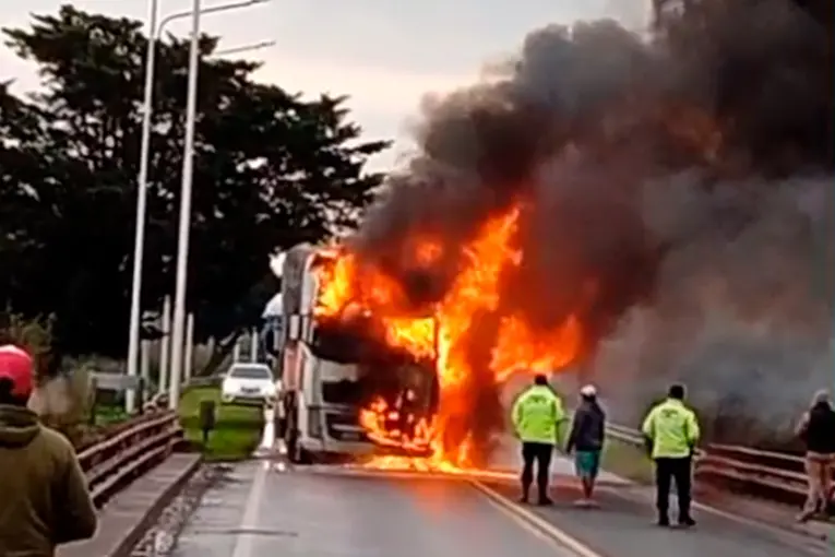 Un camión que salió de Corrientes se incendió sobre la Ruta 12 en Entre Ríos