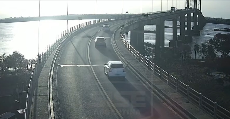Malloneros salvaron a un hombre que se arrojó del puente General Belgrano