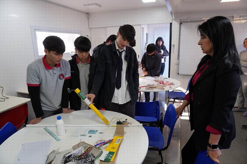 Un aula de saberes digitales funciona frente al río con proyectos inclusivos