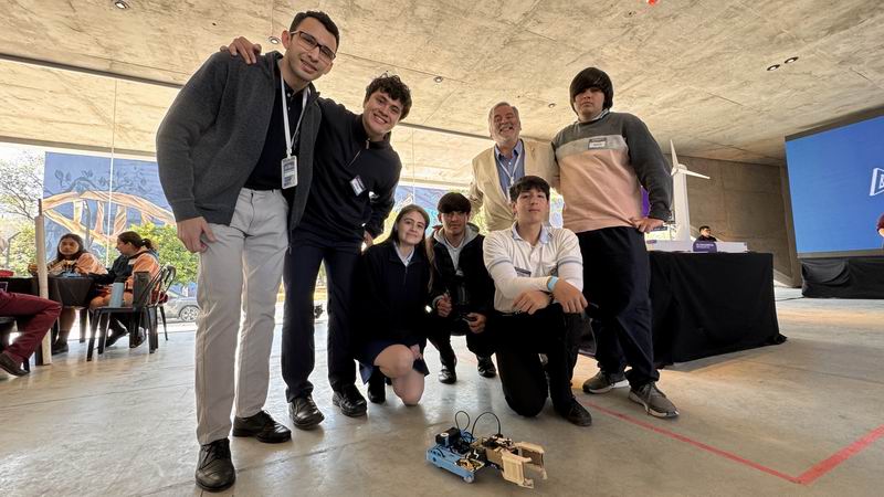 Con cartón y códigos: alumnos crean un robot para generar energía eólica