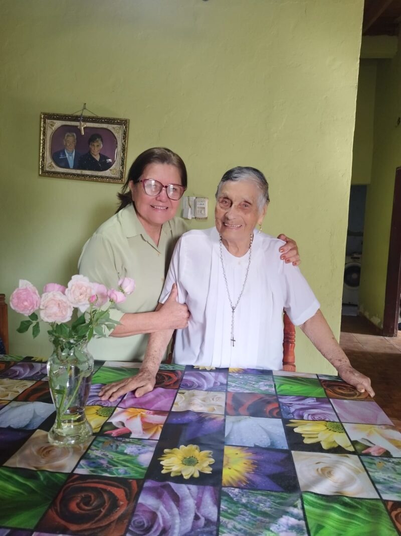 Doña Elmia tiene 104 años y una familia que supera las 250 personas