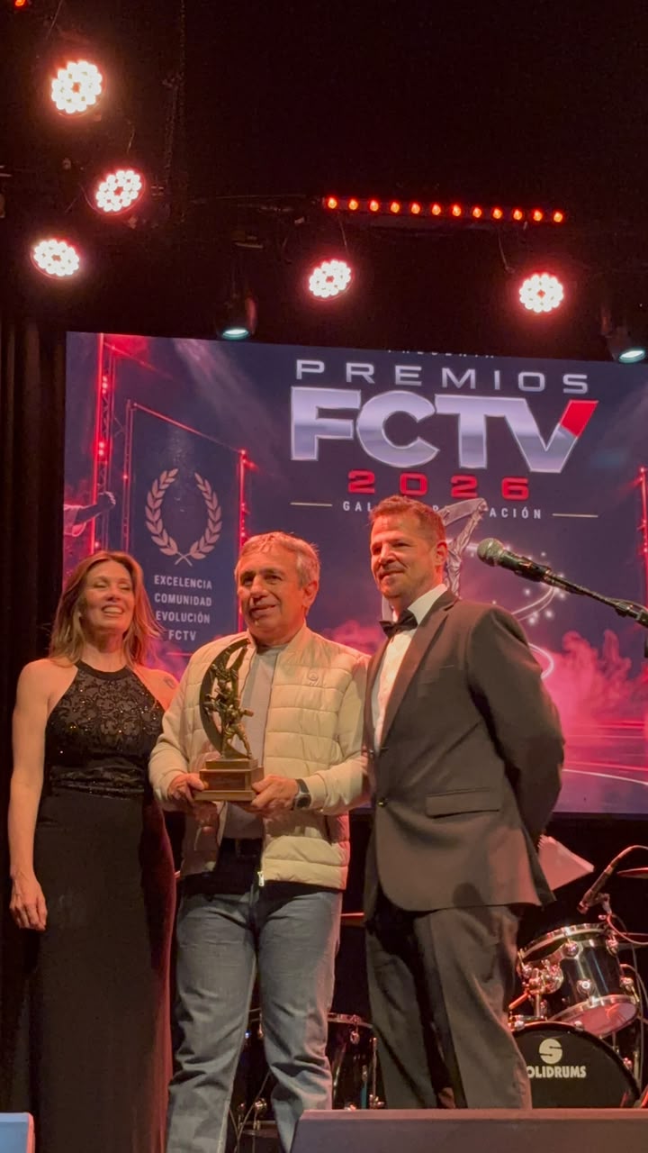 Juan Corrales fue distinguido por su trayectoria marcial en noche de gala