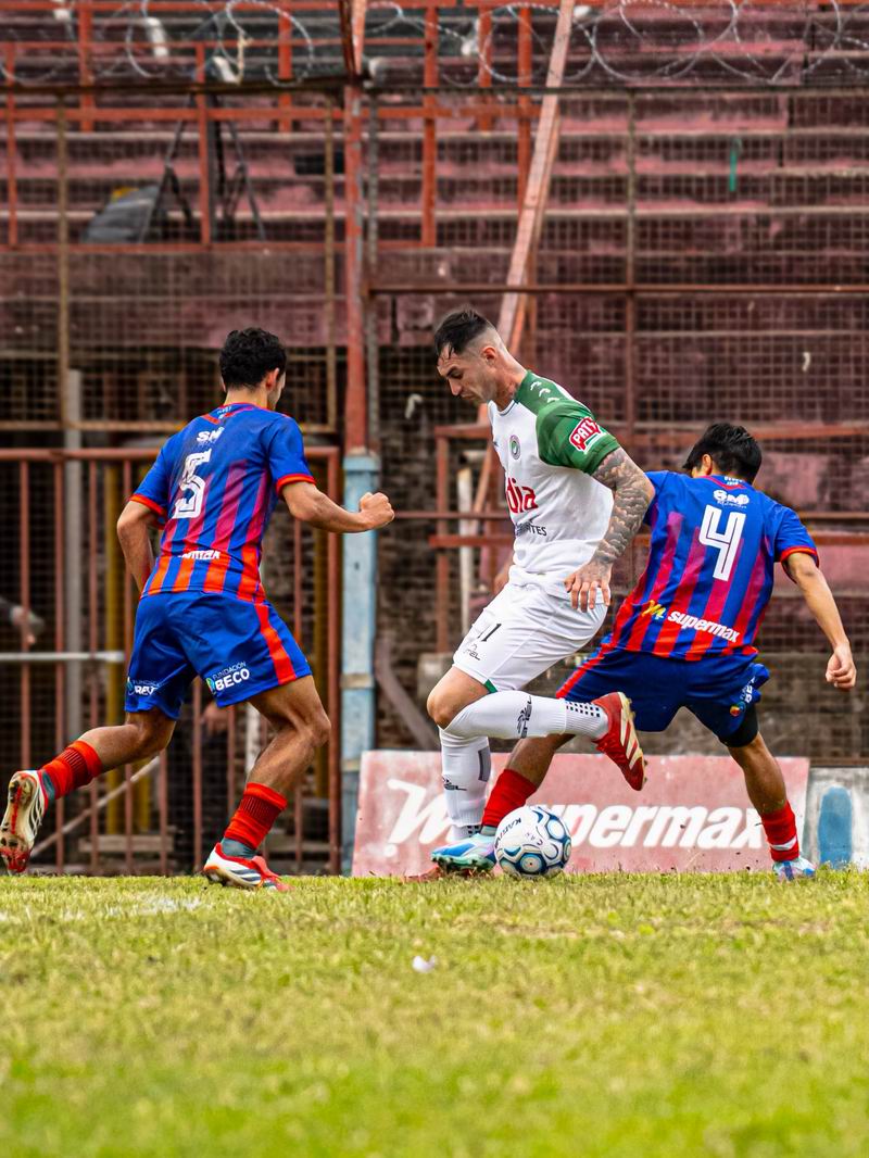Mandiyú y Huracán se juegan puntos vitales en un duelo clave