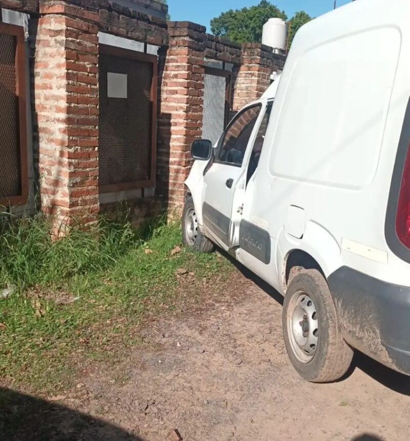 Un conductor ebrio chocó contra el frente de su vecina al intentar guardar el vehículo