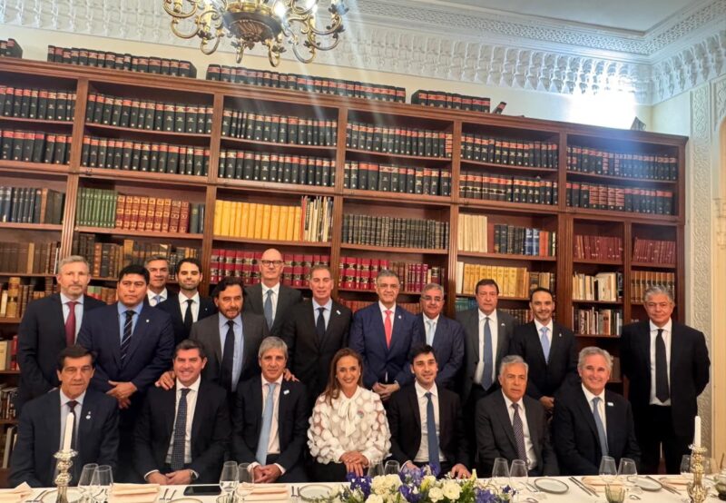Juan Pablo junto a la primera línea del Gabinete nacional en la Argentina Week en París
