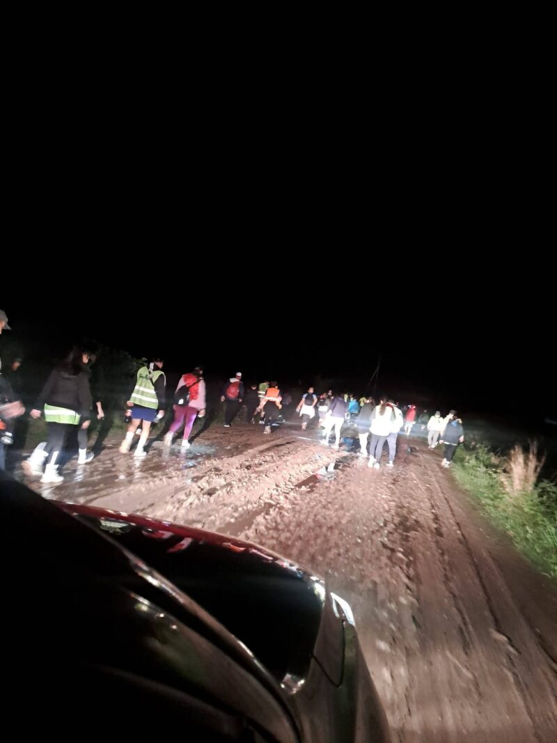 Peregrinación a Itatí: barro, oscuridad y quejas por el estado del «atajo viejo» bajo la lluvia