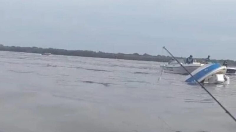Rescataron a un guía y dos turistas tras el hundimiento de su lancha