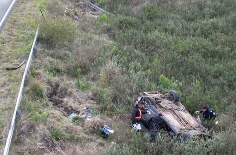 Tragedia en Monte Caseros: un auto volcó en la Ruta 129, una mujer murió y hay dos heridos