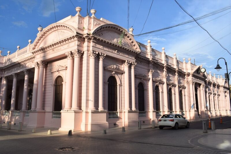 Corrientes redujo 4,9% el gasto público y volvió al superávit fiscal