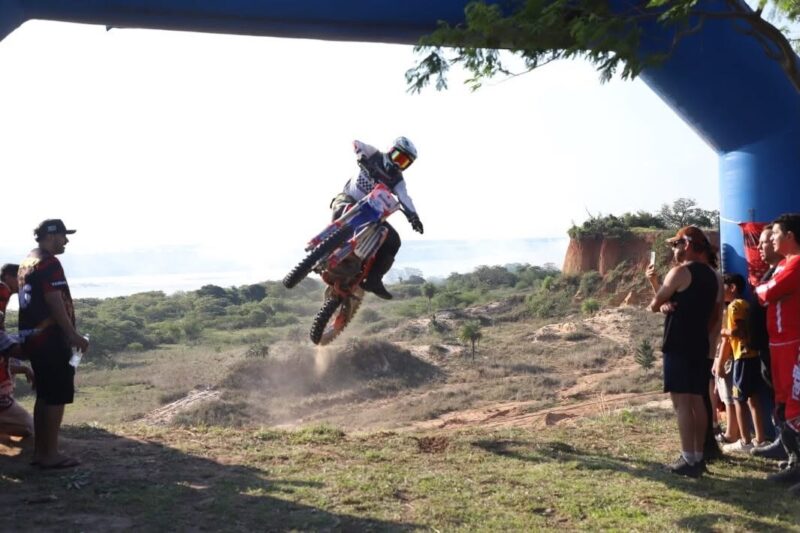 200 pilotos le dieron brillo al Enduro Toropí