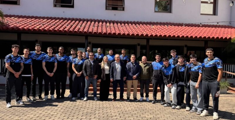 Regatas presentó oficialmente su plantel y la nueva indumentaria