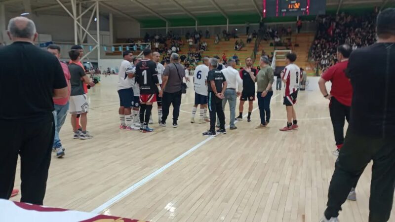 Escándalo en el Nacional de Futsal: barras irrumpieron en la segunda semifinal y el partido se suspendió