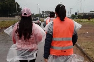 Bajo la lluvia, cientos de jóvenes caminan con fe hacia Itatí