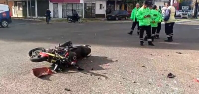 Susto frente al Club Juventus: choque entre una moto y un auto finalizó sin lesionados