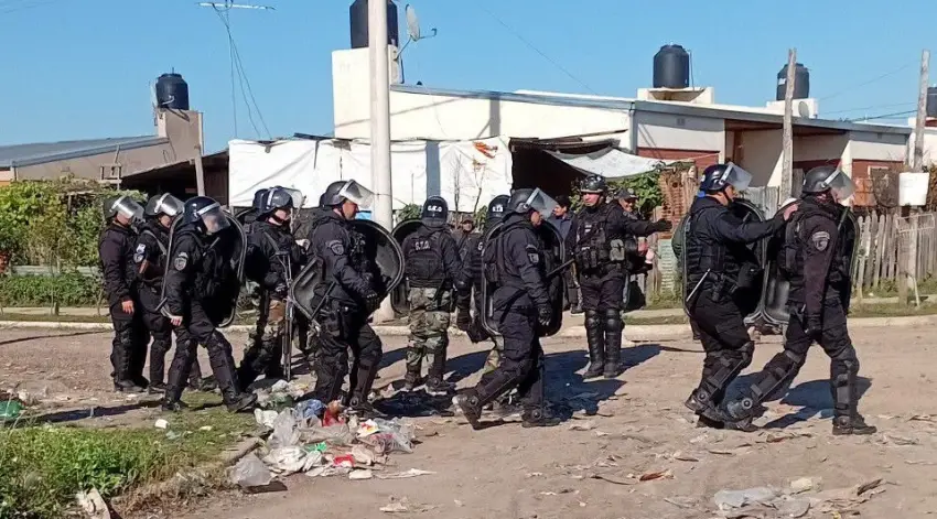 Tensión en el barrio Dr Montaña: desalojaron a los últimos okupas tras horas de conflicto