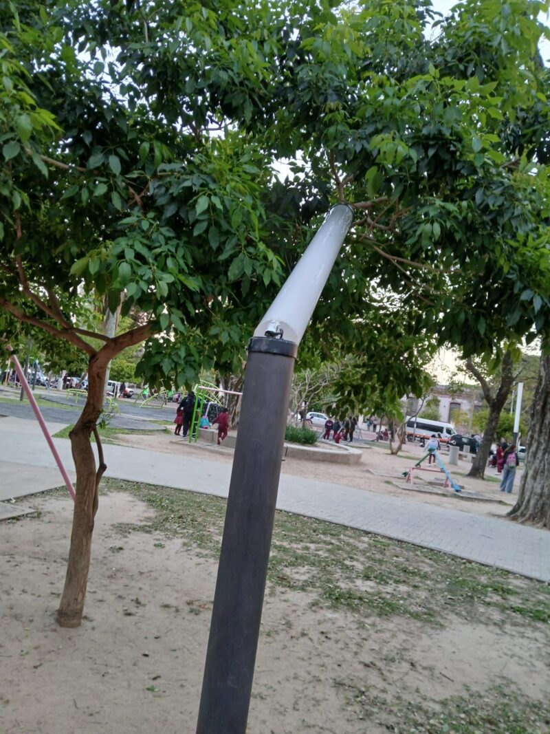 Vandalizaron luminarias en dos plazas y alertan por el riesgo para los vecinos