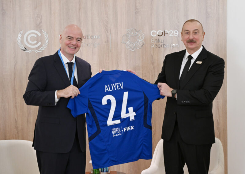 Azerbaiyán fortalece su agenda deportiva con la visita del presidente de la FIFA